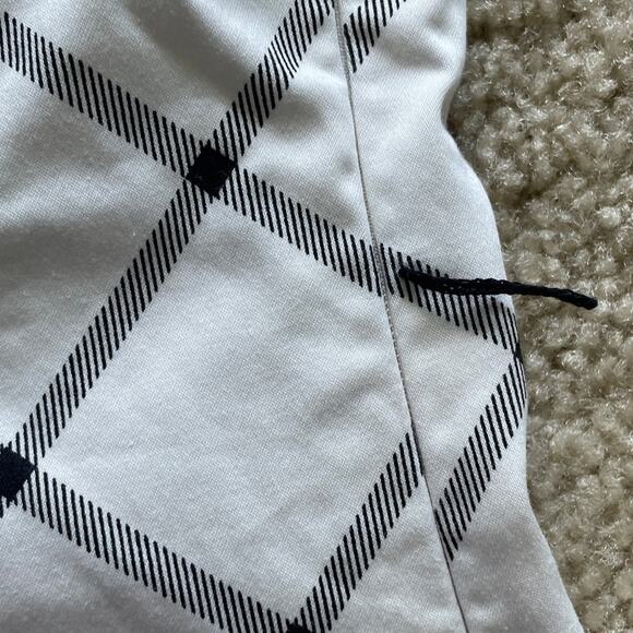 Sleeveless Black & White Top Size 2 WHBM - Picture 4 of 11